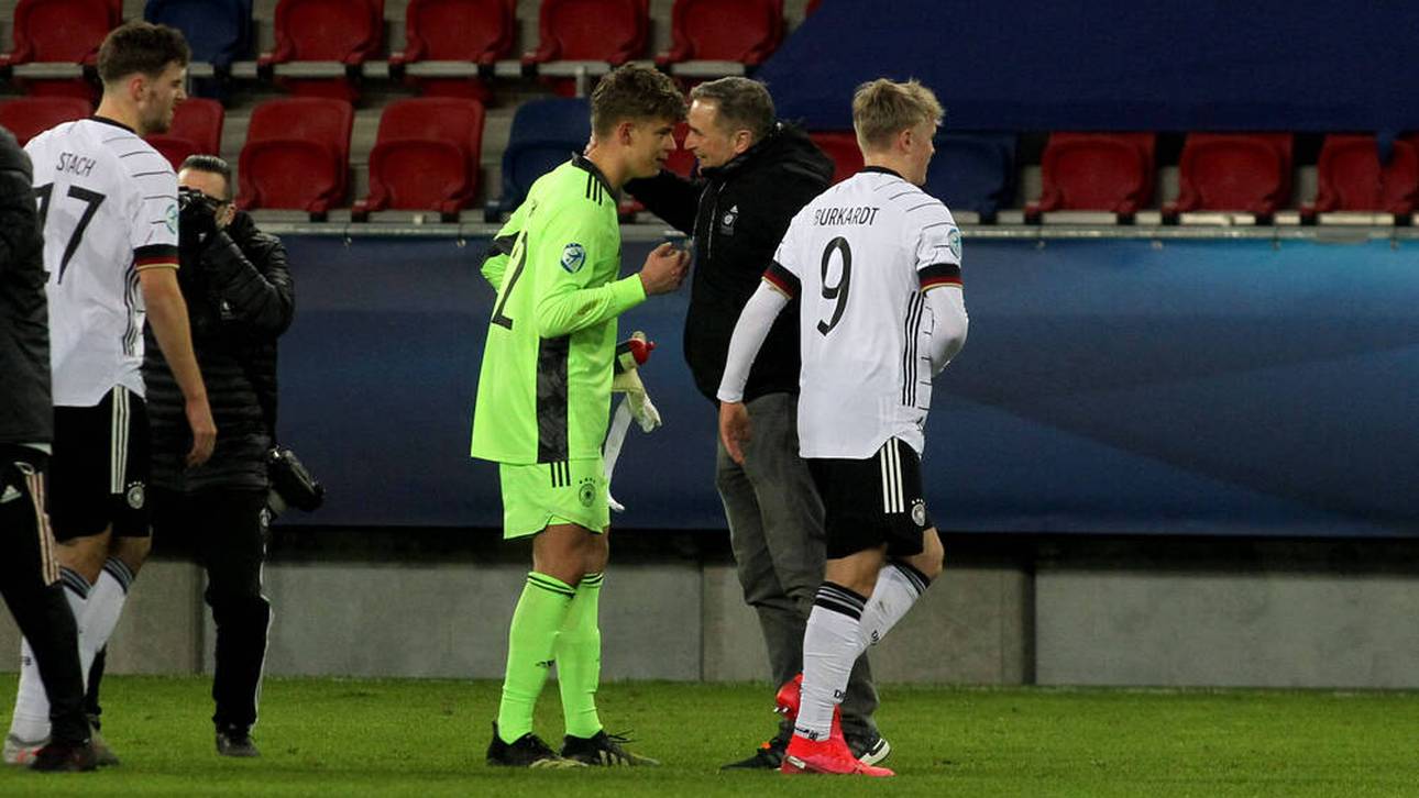 Bundestrainer Stefan Kuntz (r.) tröstete Finn Dahmen nach seinem Mega-Patzer