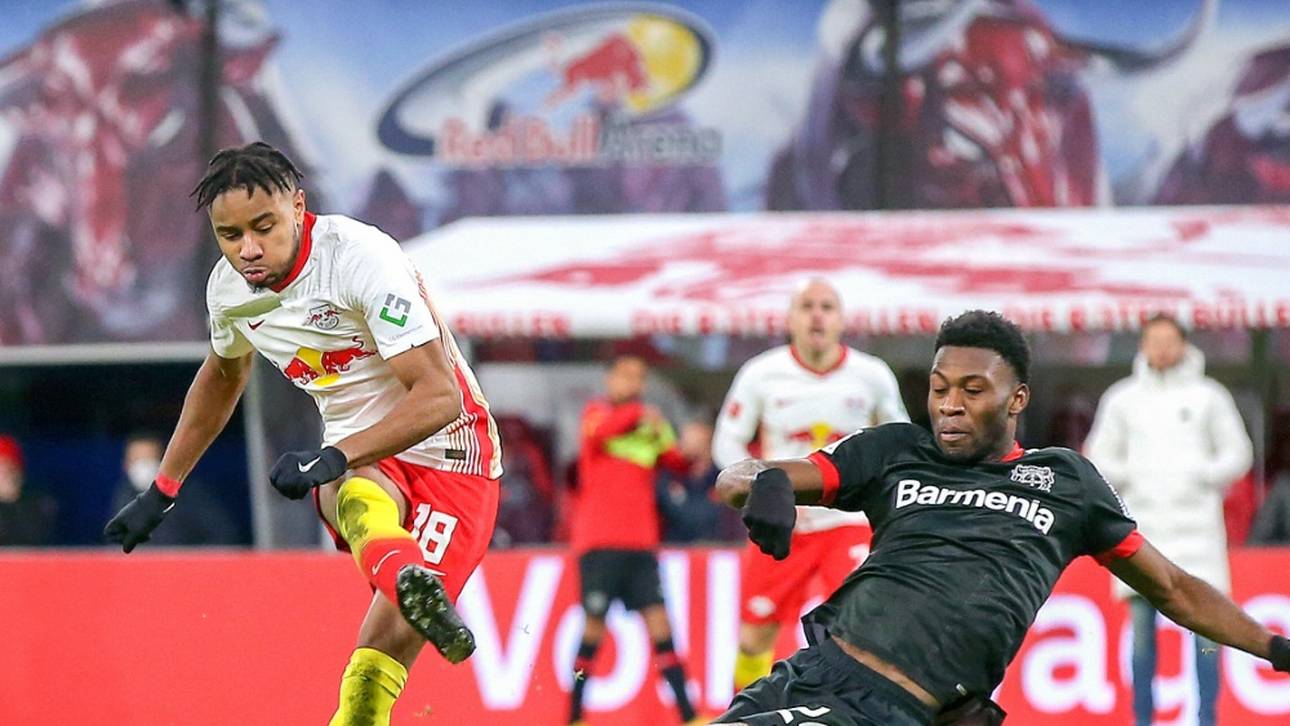 Timothy Fosu-Mensah (r.) wechselte im Januar von Manchester United zu Bayer Leverkusen.