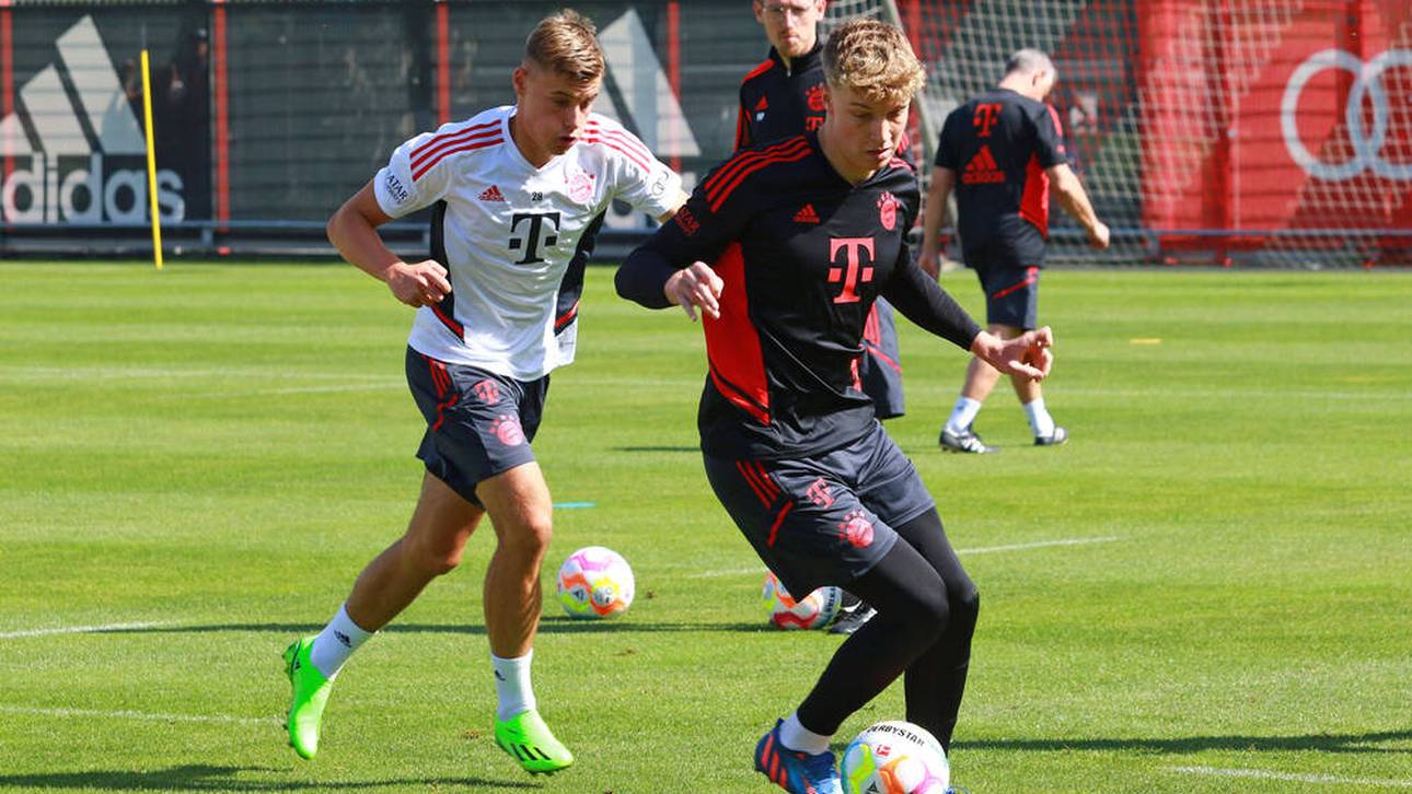 Torwart Johannes Schenk (r.) gab im Training des FC Bayern schon den Linksverteidiger