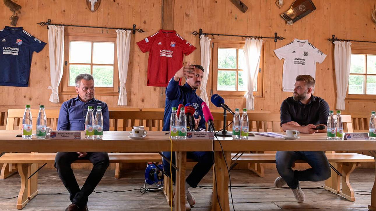 Präsident Manfred Schwabl (l.), Trainer Sandro Wagner und, Pressesprecher Quirin Friedel bei der Vorstellung in der Almhütte