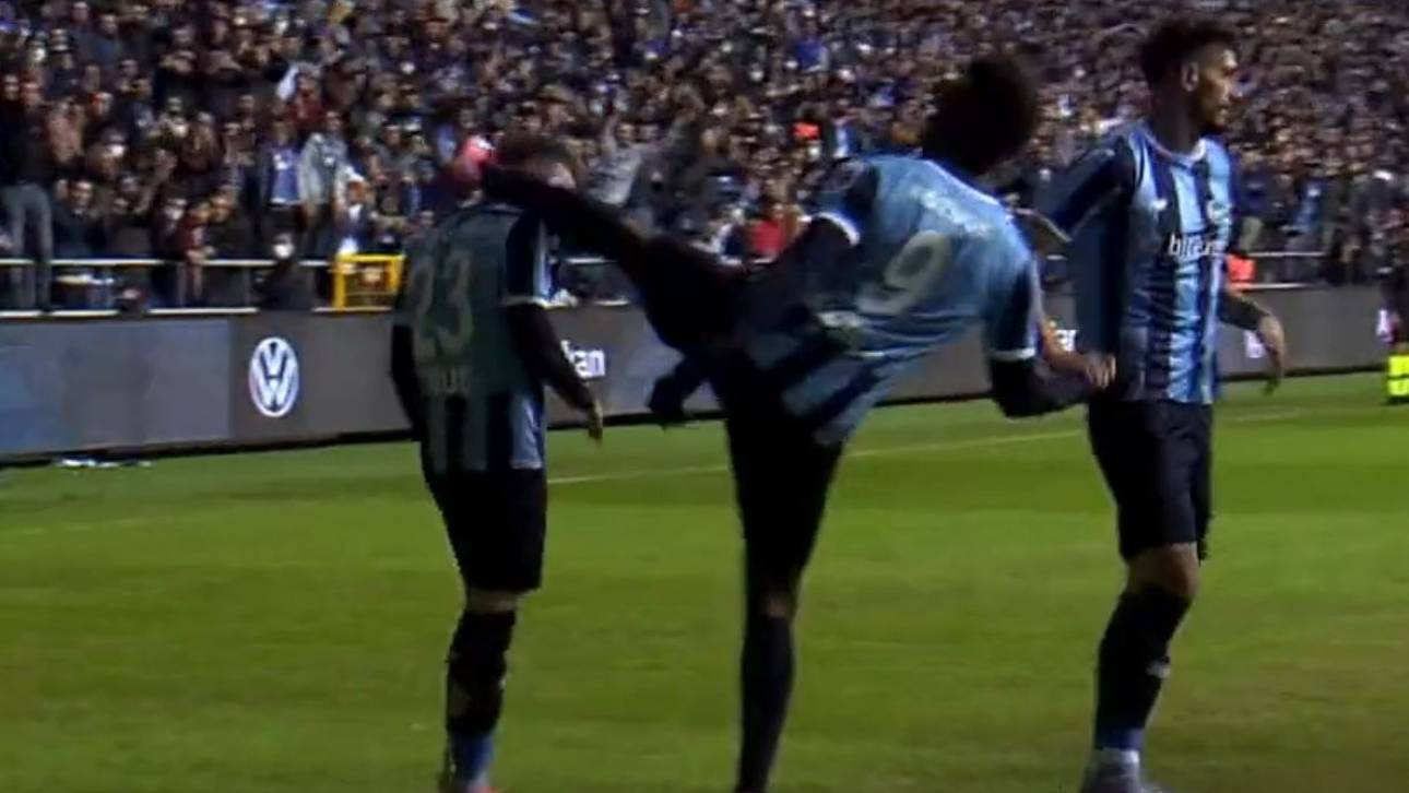 Balotelli gratuliert mit Kopf-Tritt