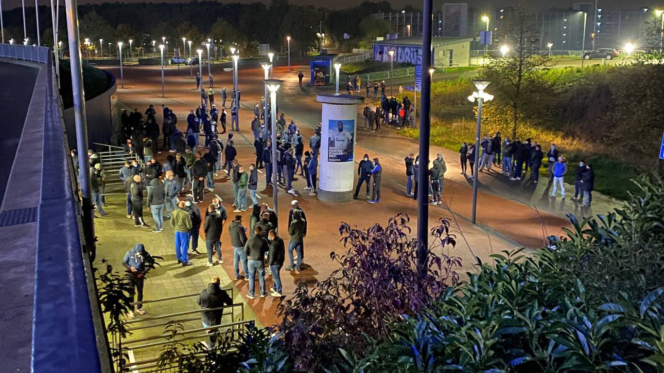 Nach dem 1:1 gegen Union Berlin sammelten sich Schalke-Fans vor der Arena - und hatten Redebedarf