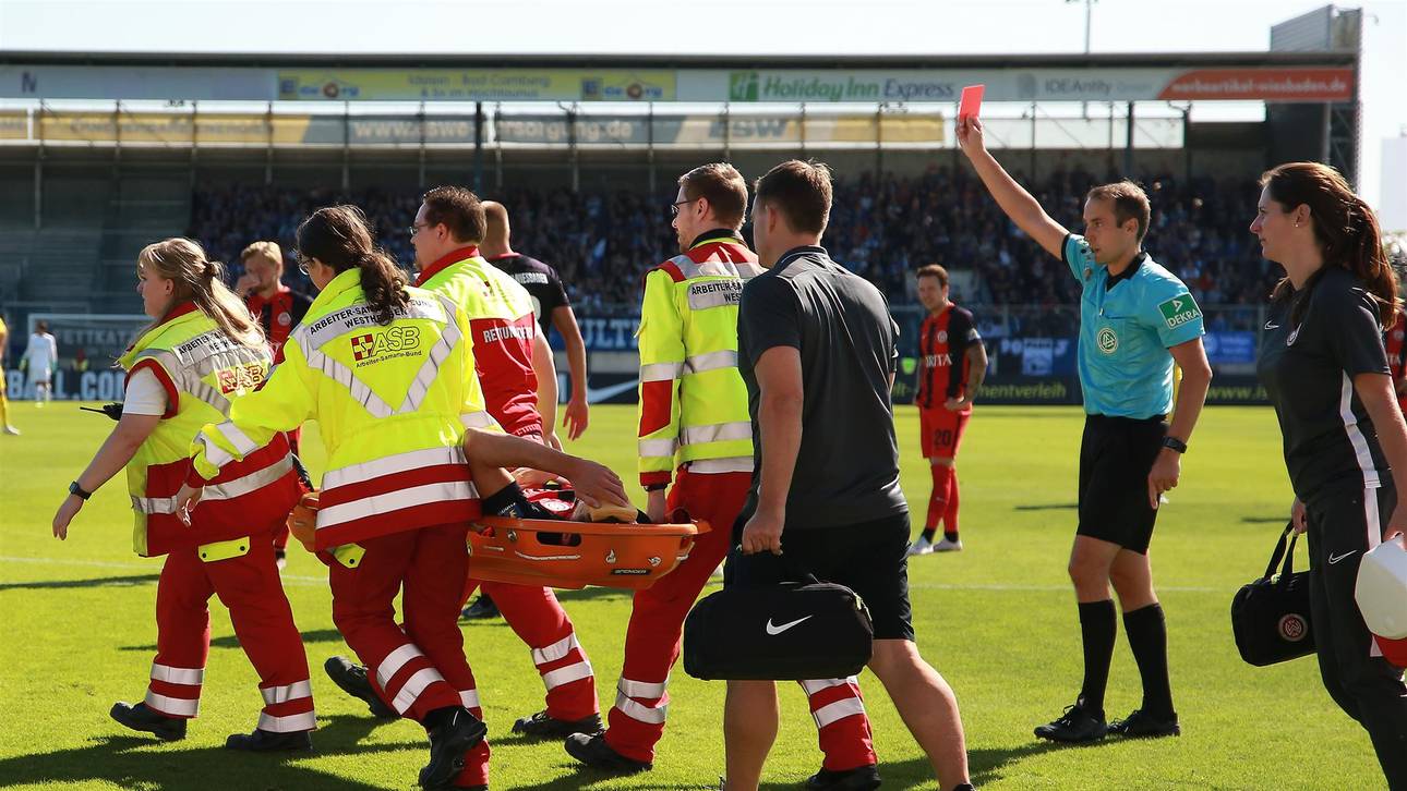 Zweitliga-Spieler: Rot auf Trage