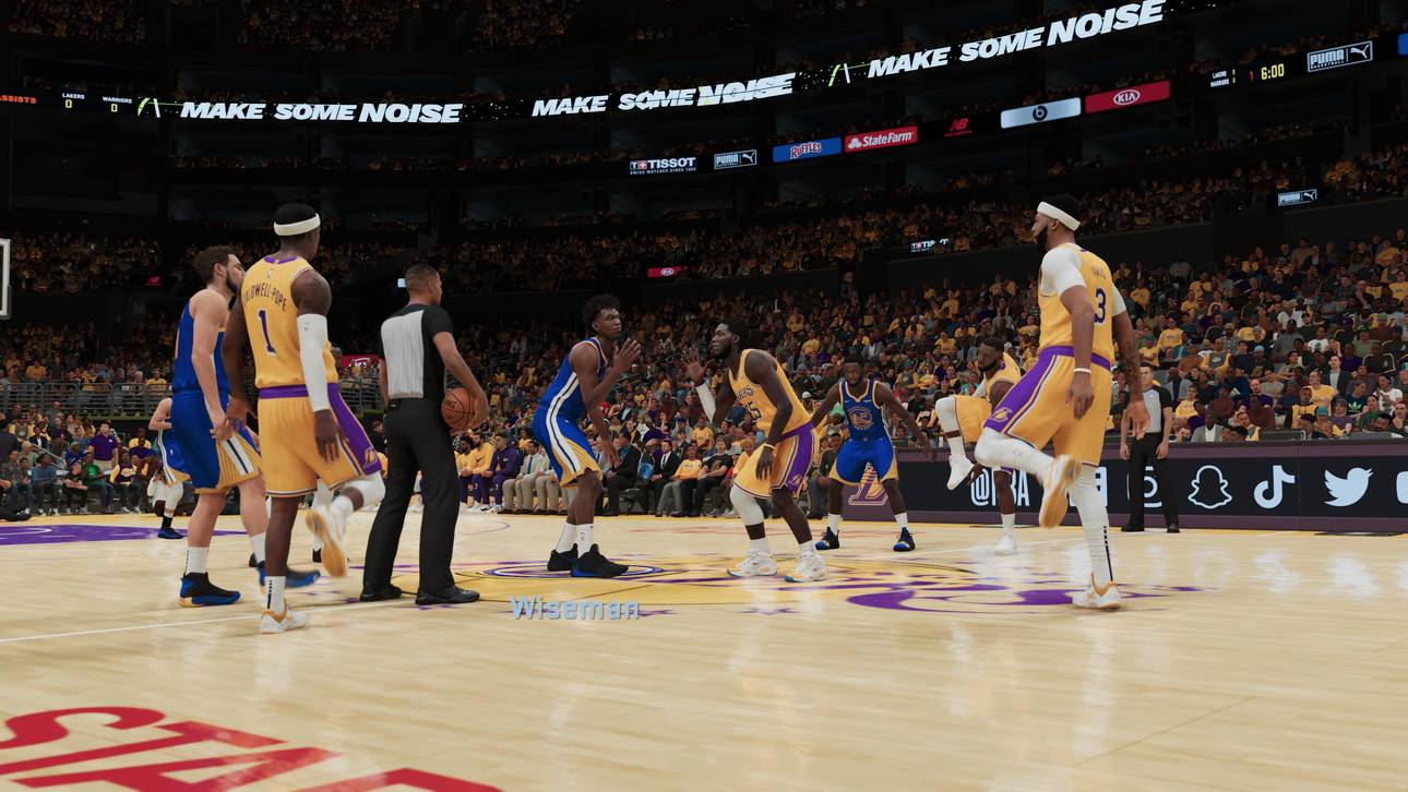 Und rein! Binnen weniger Sekunden seid ihr in NBA 2K21 für PS5 auf dem Feld