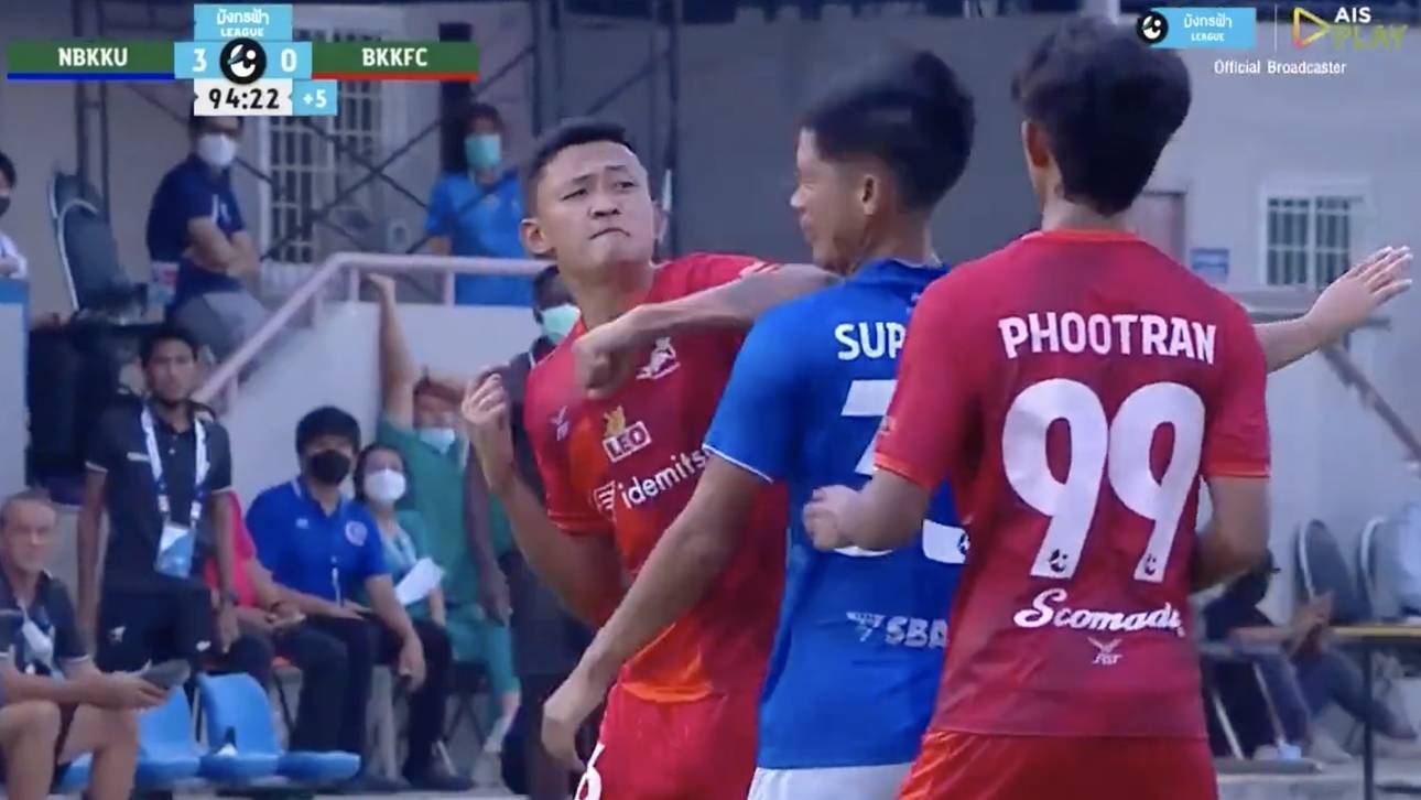 Profi fliegt nach üblem Schlag raus