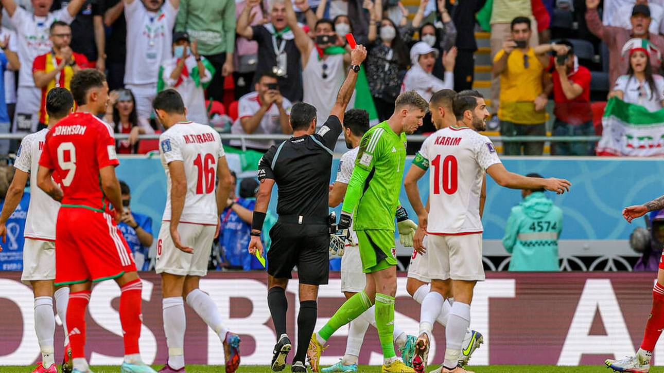 Wales-Torwart Hennessey bekommt Rot