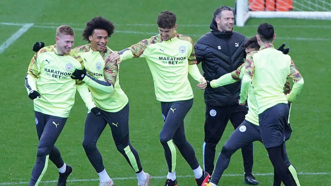 Leroy Sane (2.v.l.) im Training von Manchester City