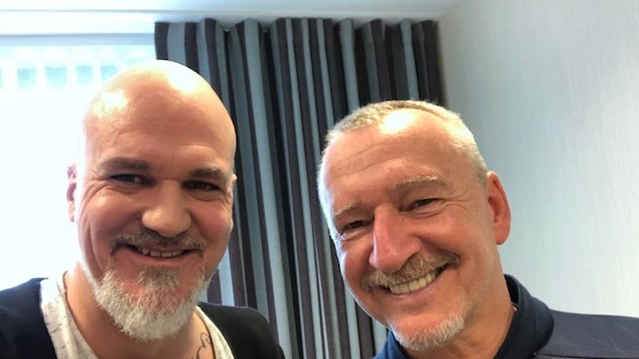 SPORT1-Reporter Reinhard Franke (l.) sprach mit Roger Wittmann über das Problem von Winter-Transfers