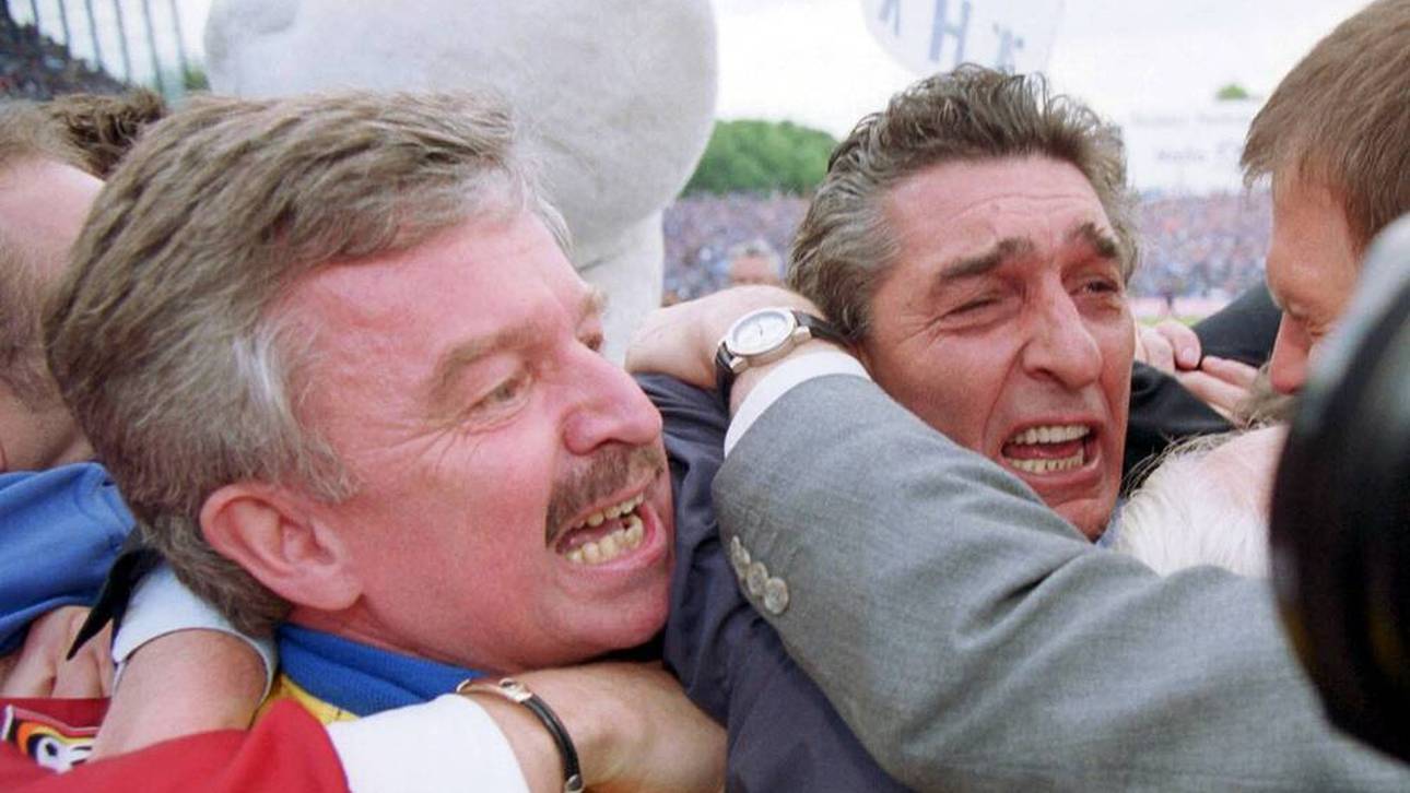 Manager Rudi Assauer (r.) und Jürgen Möllemann (Aufsichtsratsvorsitzender bei Schalke) werden fast von den Fans erdrückt