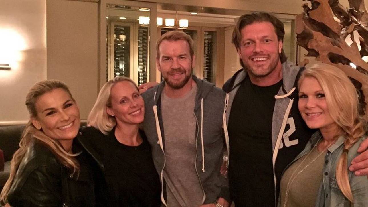Christian mit Ehefrau Denise (2.v.l.), Edge mit Gattin Beth Phoenix (r.) und Freundin Natalya (l.)