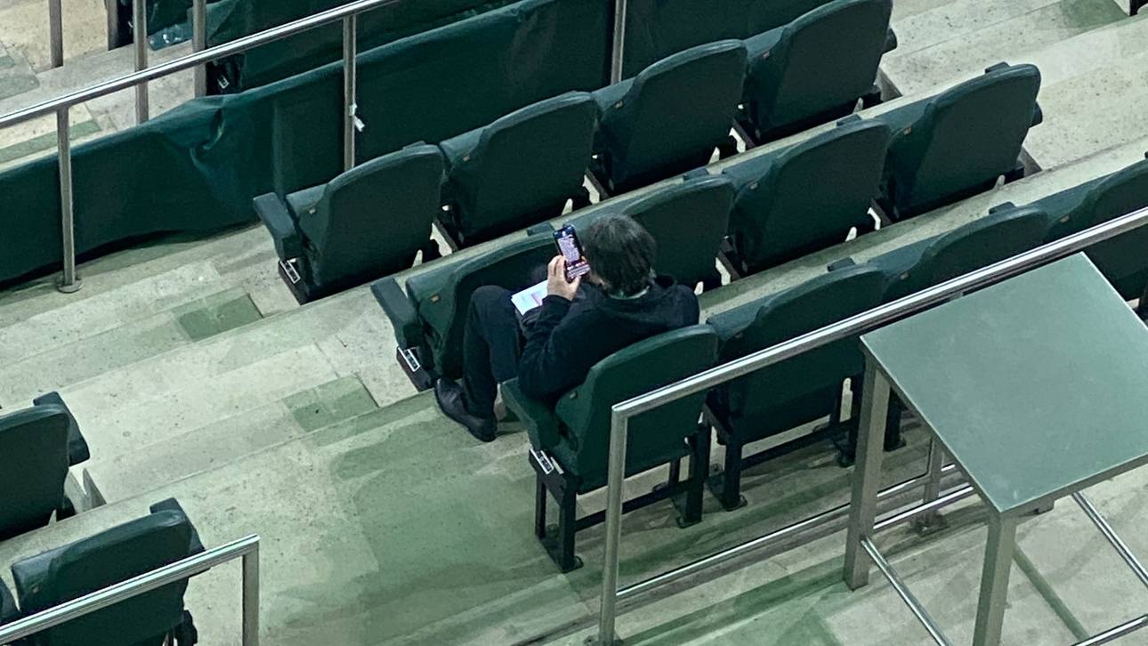 Joachim Löw nahm beim Spiel zwischen Gladbach und Dortmund erstmals wieder in einem Stadion Platz