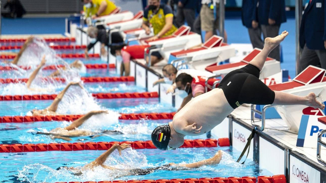 Para-Schwimmer als Pokal-Losfee