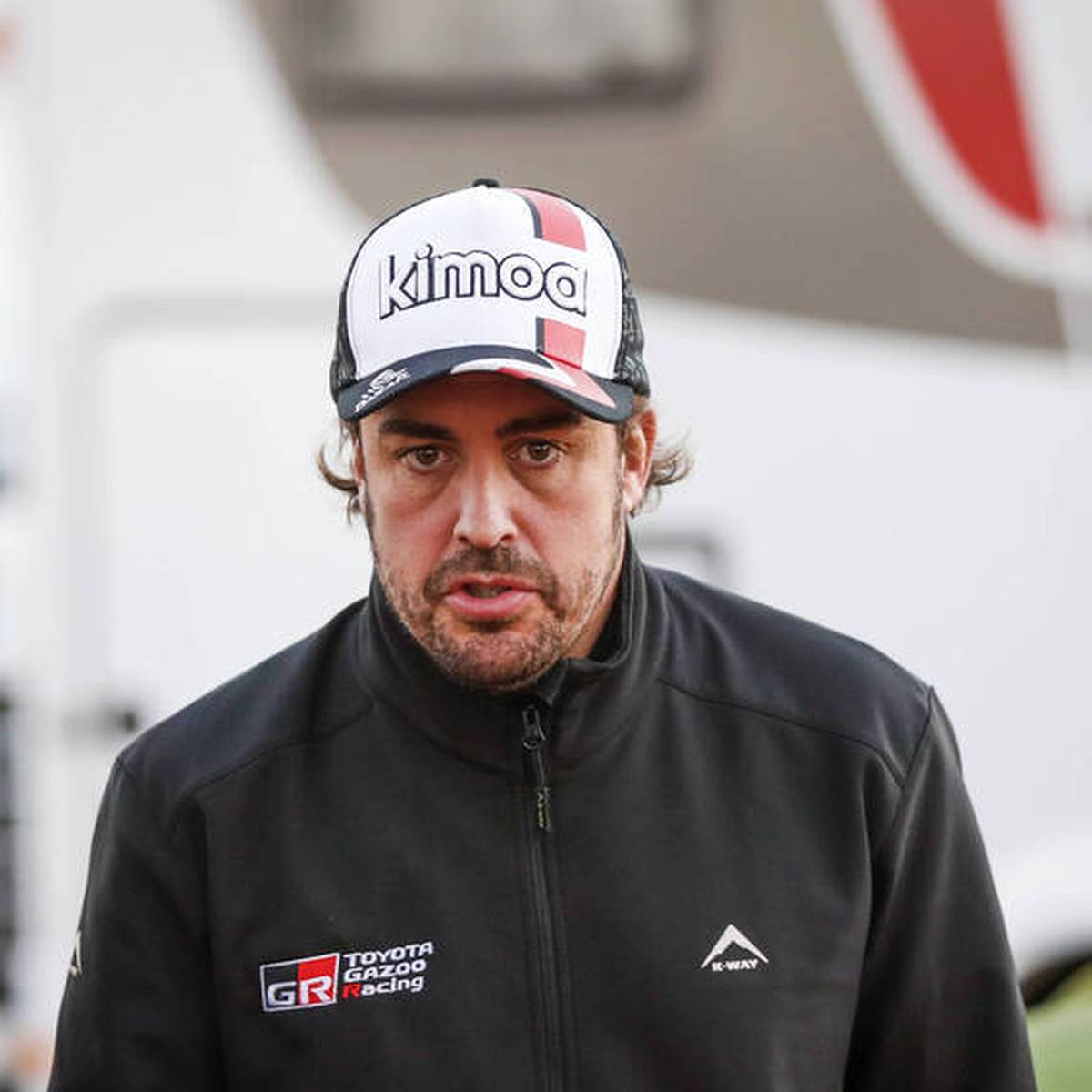 Formel 1 Fernando Alonso Bei Radtraining Von Auto Angefahren