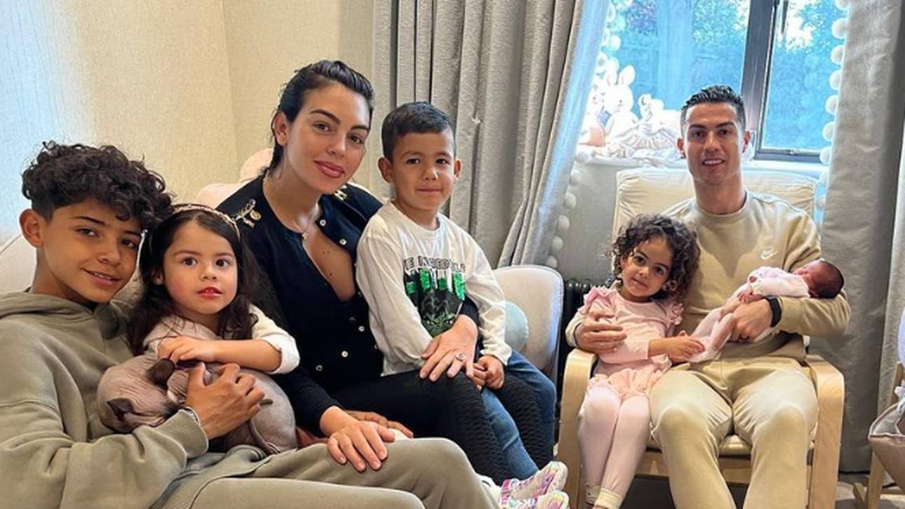 Ronaldo zeigt sich mit neuer Tochter