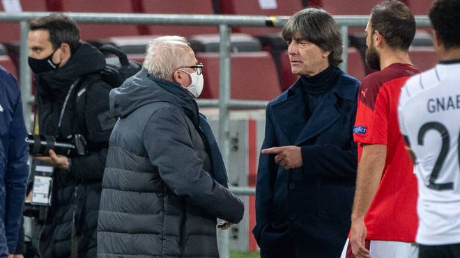 DFB-Präsident Fritz Keller (links) im Gespräch mit Joachim Löw