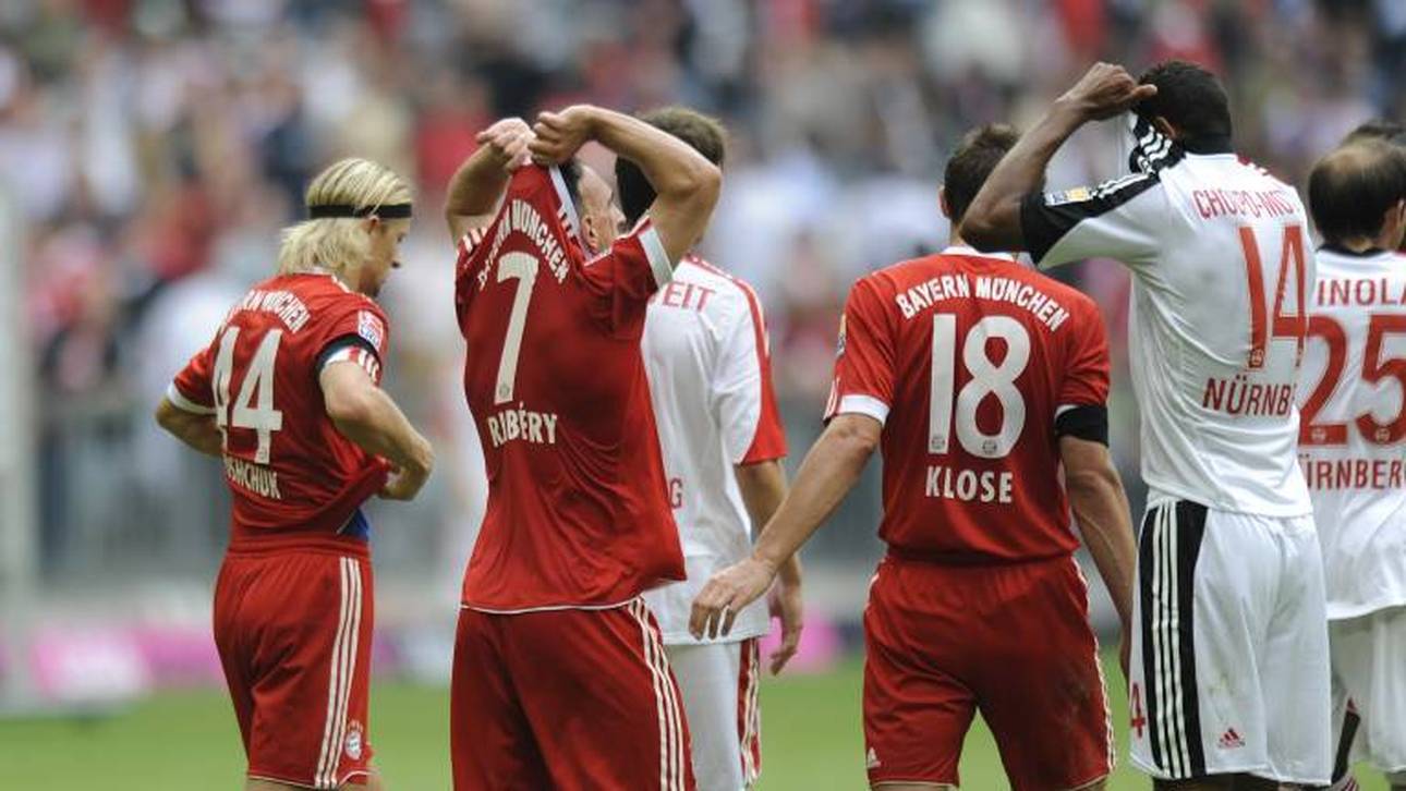 Franck Ribéry (FC Bayern München,2.v.li) beim Trikottausch mit Eric Maxim Choupo-Moting (1.FC Nürnberg)