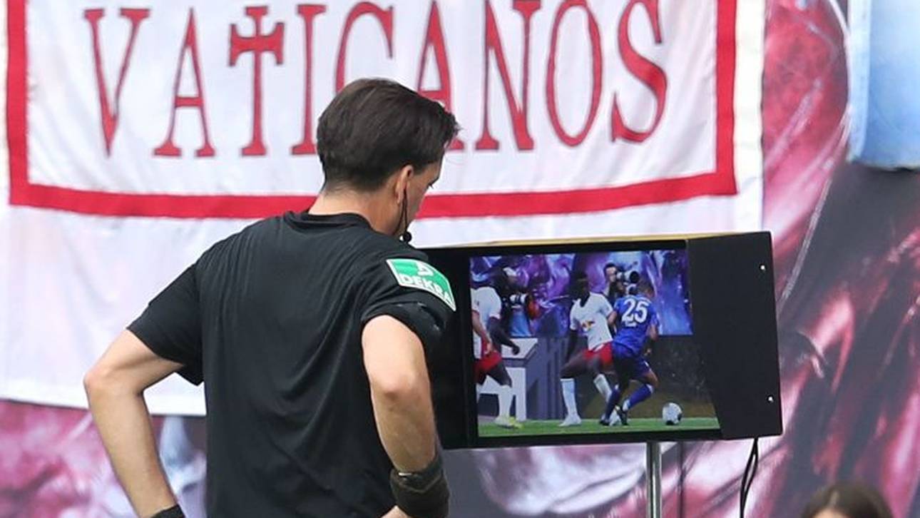 Handspiel: Schiris „vorbereitet“