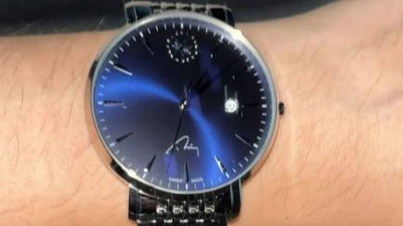 Mesut Özil präsentiert seine neue Uhr