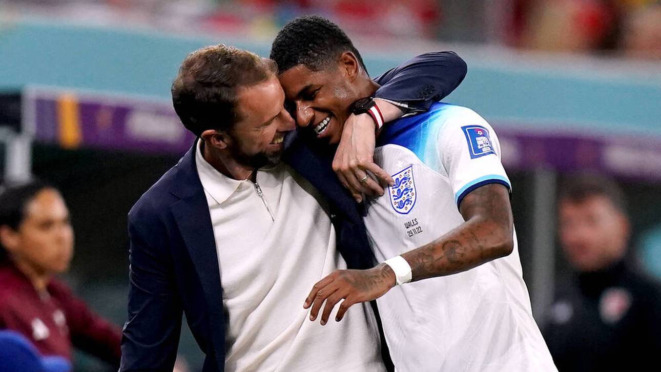 Gareth Southgate nimmt Marcus Rashford nach seinem WM-Doppelpack in den Arm