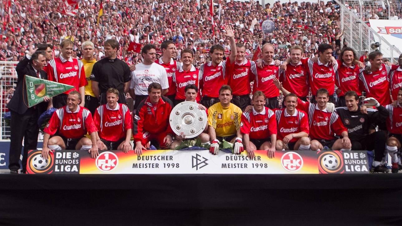 Die Mannschaft des 1. FC Kaiserslautern posiert mit der Meisterschale