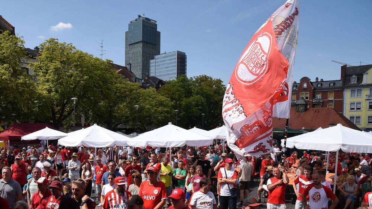 Der traditionelle Kickers-Tag auf dem Wilhelmsplatz in Offenbach zeigte wieder mal die großen Hoffnungen der Fans auf die neue Saison.