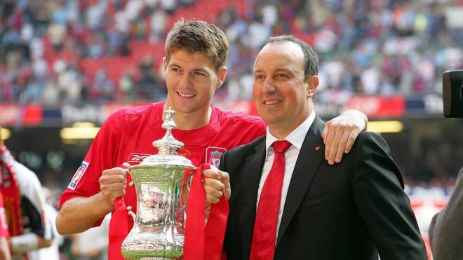 Steven Gerrard (links) sah Liverpool von seinem Ex-Trainer Rafa Benitez aus sehr genau an