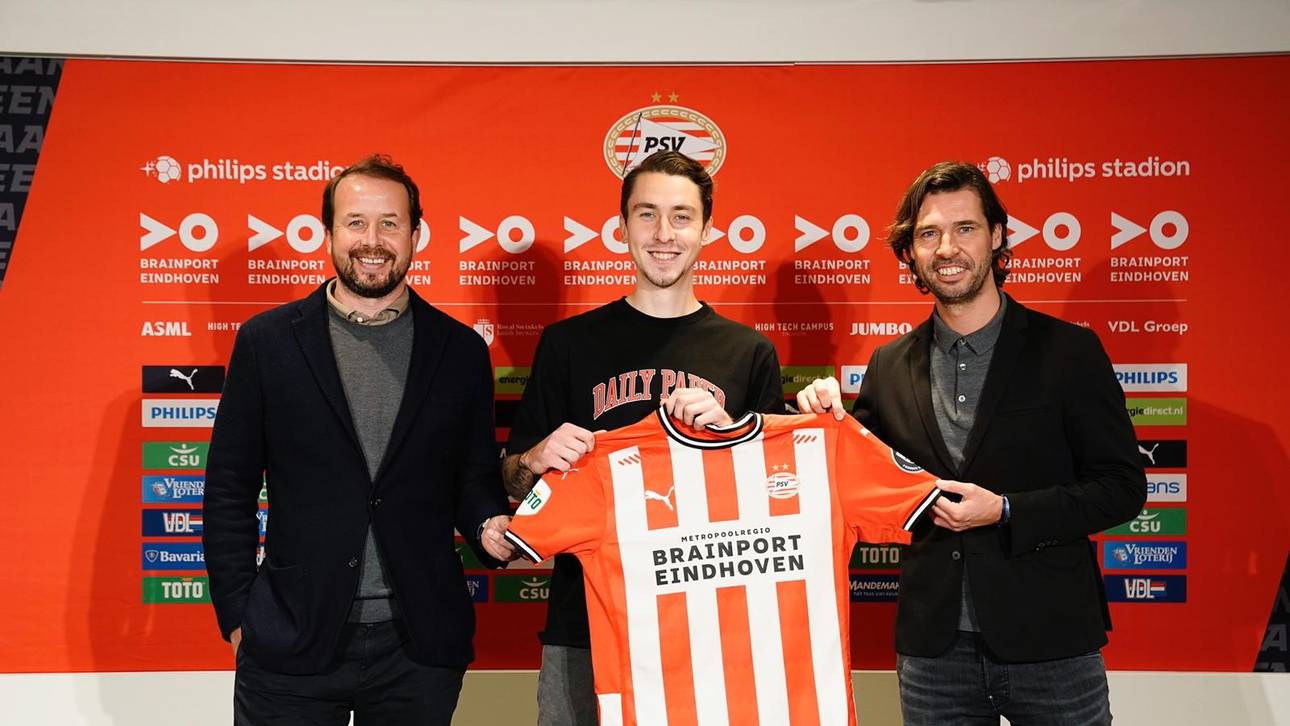 Eindhoven-Neuzugang Adrian Fein mit seinem Berater Thies Bliemeister (l.) und PSV-Sportdirektor John de Jong (r.)