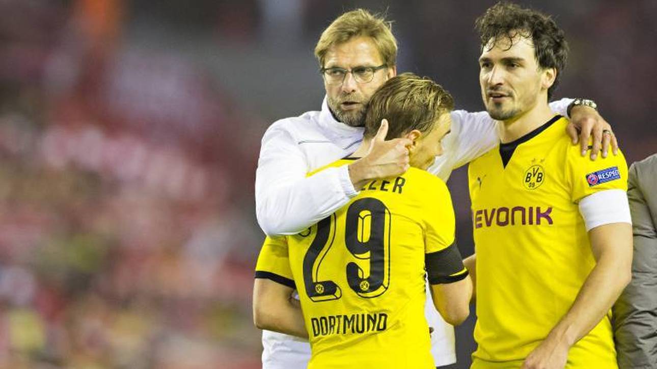 Trainer Jürgen Klopp tröstet Marcel Schmelzer und Mats Hummels