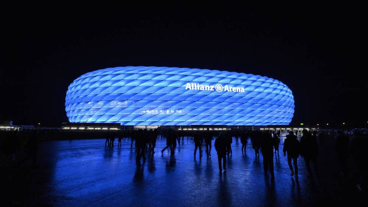 Allianz Arena leuchtet blau