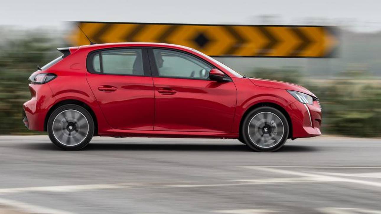 Als E-Version beschleunigt der Peugeot 208 in 8,1 Sekunden auf 100 km/h. Mit einem 1,2-Liter-Motor sind es 9,9 Sekunden