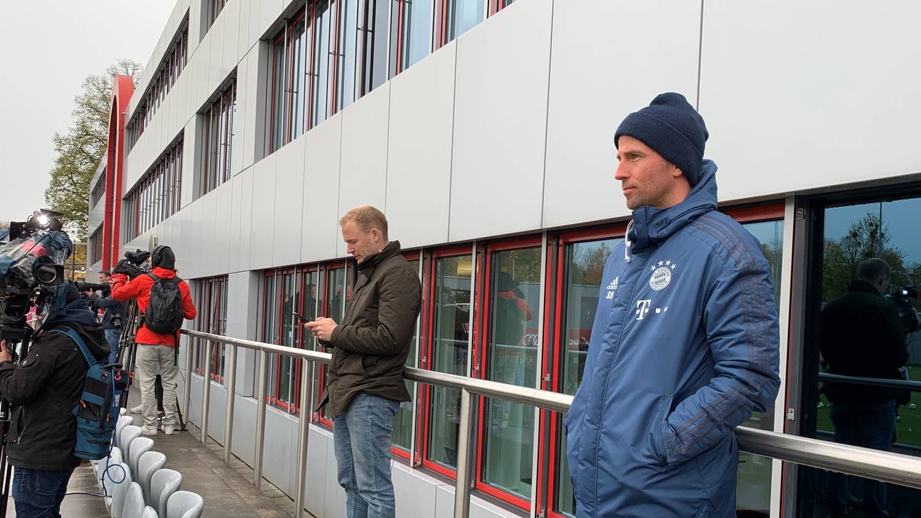 U23-Trainer Sebastian Hoeneß beobachtete das erste Bayern-Training unter Hansi Flick