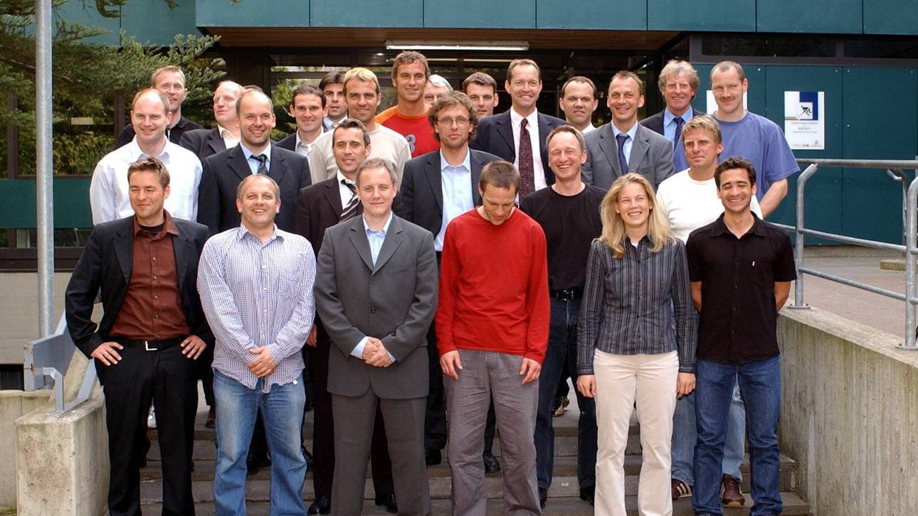 Hansi Flick (3. Reihe, Mitte) war 2003 Teil des DFB-Trainerlehrgangs von Erich Rutemöller (hinten, 2.v.r.)