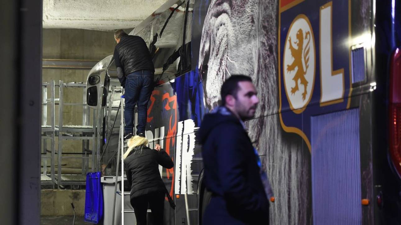 Unbekannte greifen Lyon-Bus an