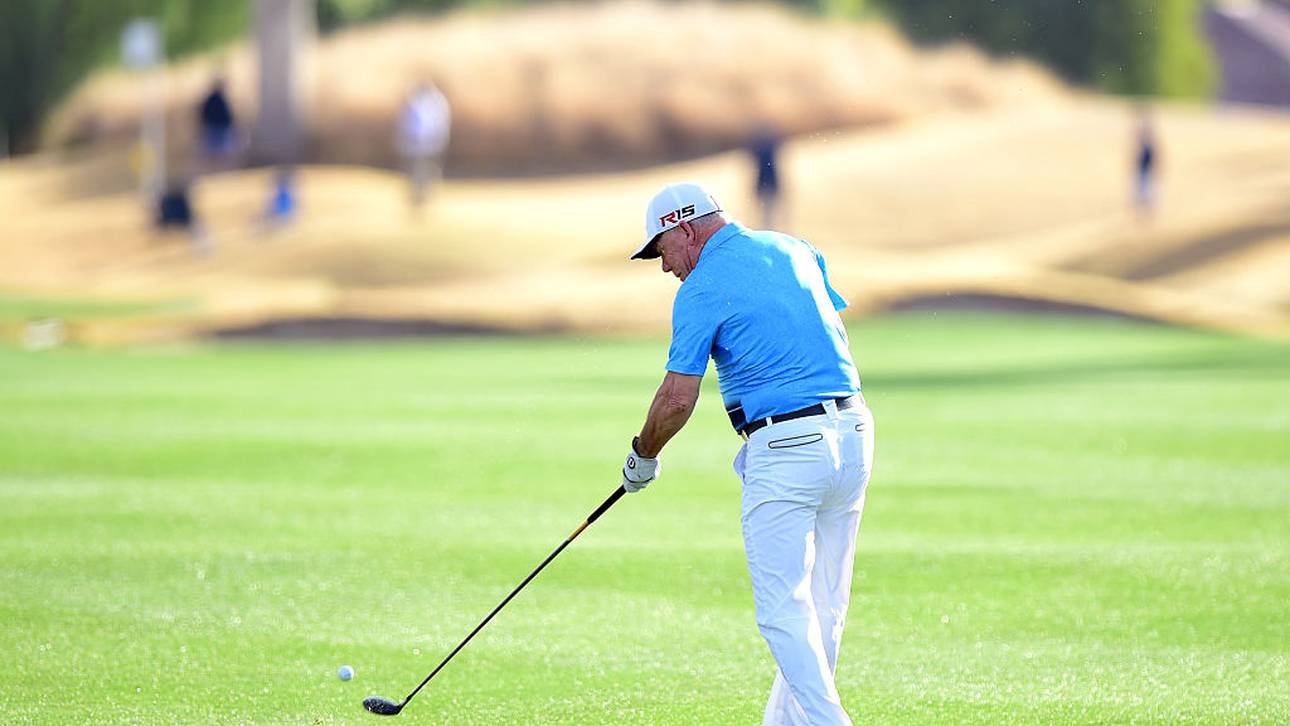 Einarmiger Golfer mit Hole-in-one