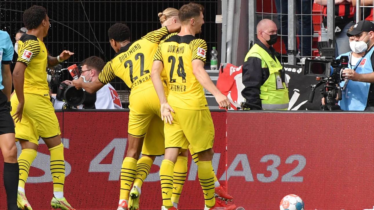 Kurios: Jude Bellingham (2 v. l.) fing einen aufs Spielfeld geworfenen Bierbecher und nahm einen Schluck