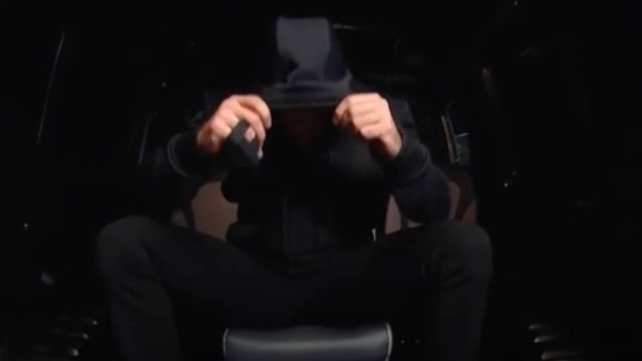 WWE: Kapuzen-Mann attackiert Owens