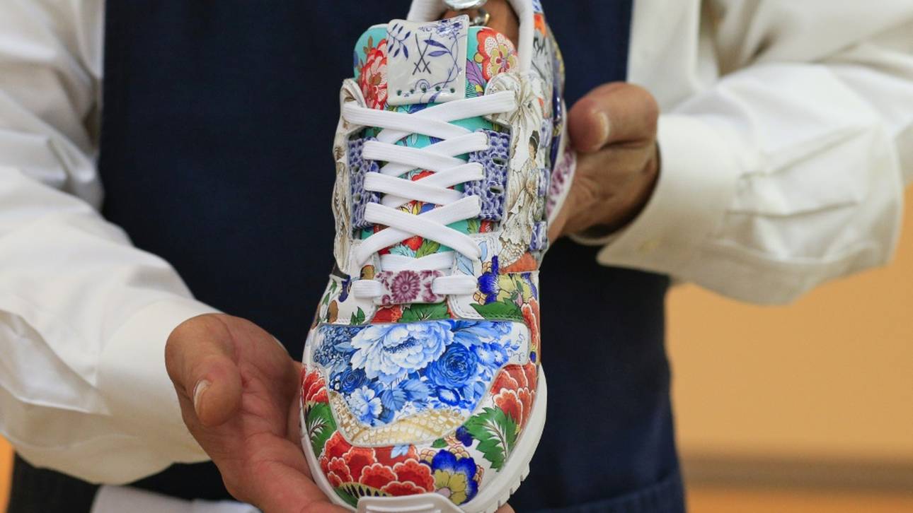 Adidas-Schuh mit Meißner Porzellan