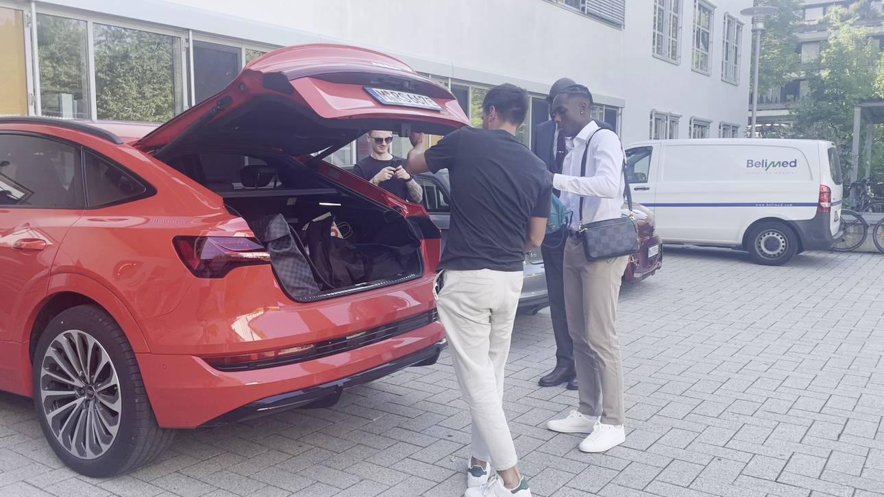 Mathys Tel kommt zum Medizincheck an