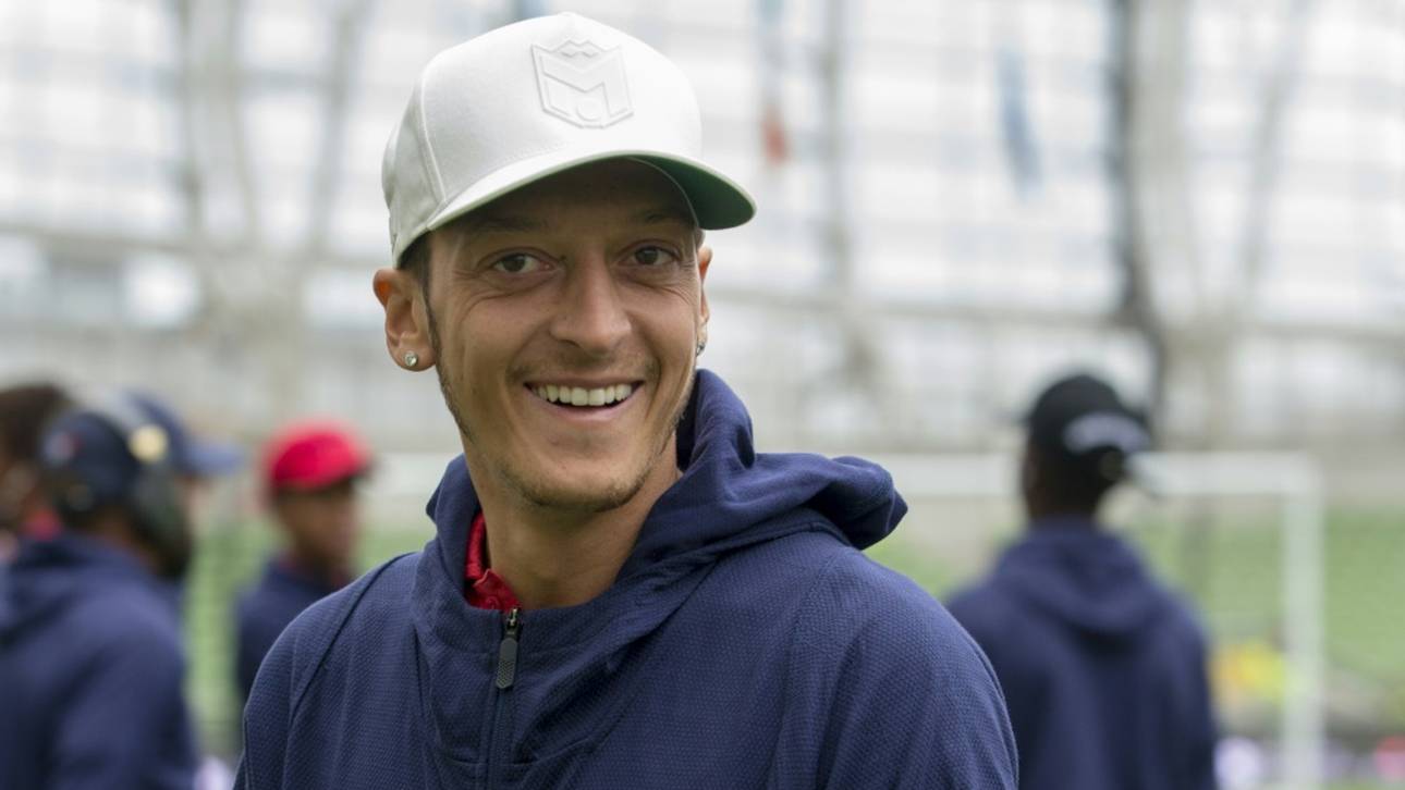 Özil stellt eigene Modelinie vor