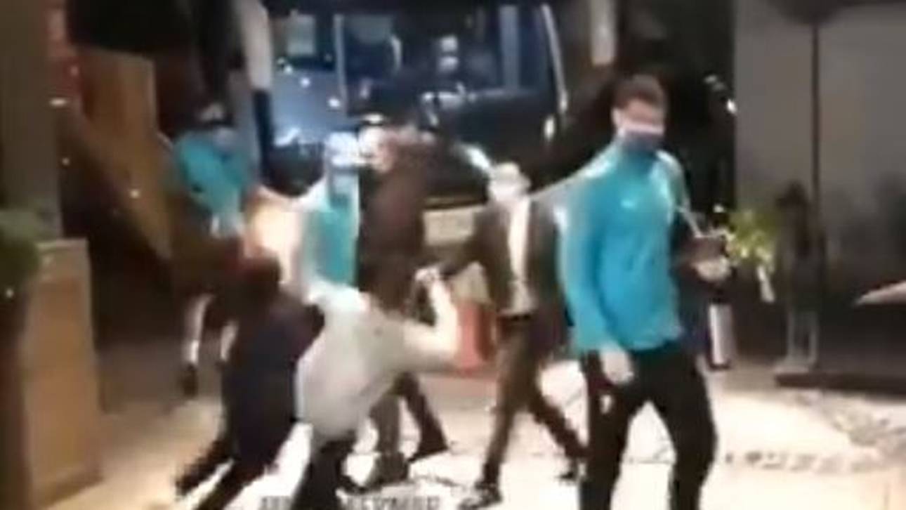 Irre! Fans grätschen Neymar um