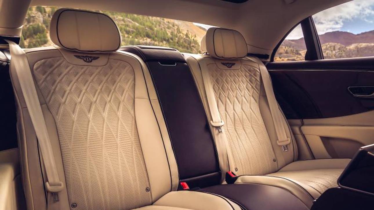 Im Fond sorgen Massagesitze, ein Entertainmentsystem und ein Kühlschrank für überdurchschnittlichen Komfort