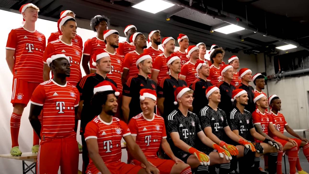 Bayern-Stars singen – einer schweigt