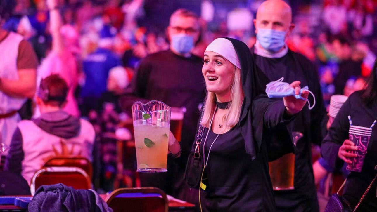 Darts-Fans grölen gegen Politiker