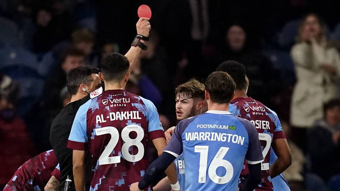 Schiedsrichter zückt runde Karte