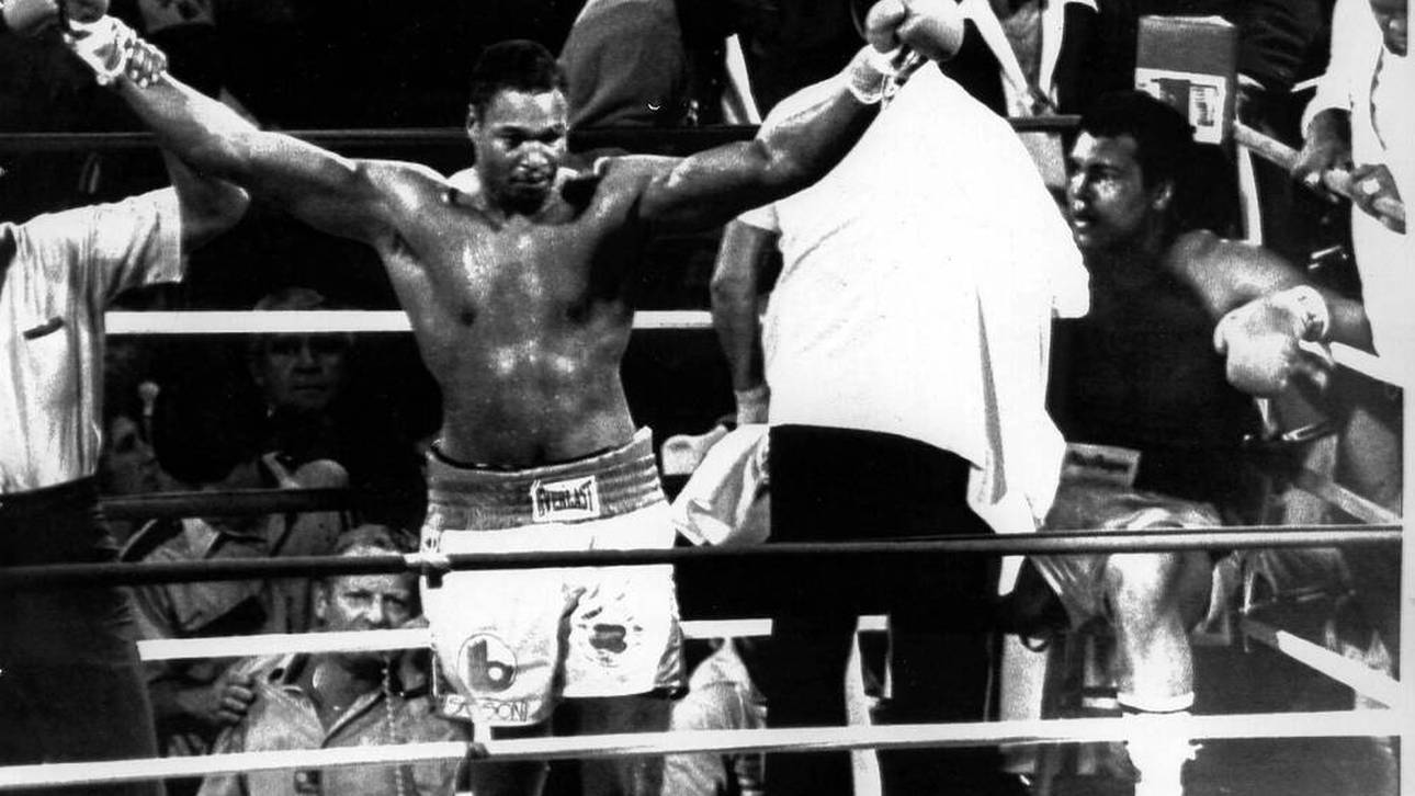 Larry Holmes (jubelnd) fügt dem Mythos Ali schweren Schaden zu