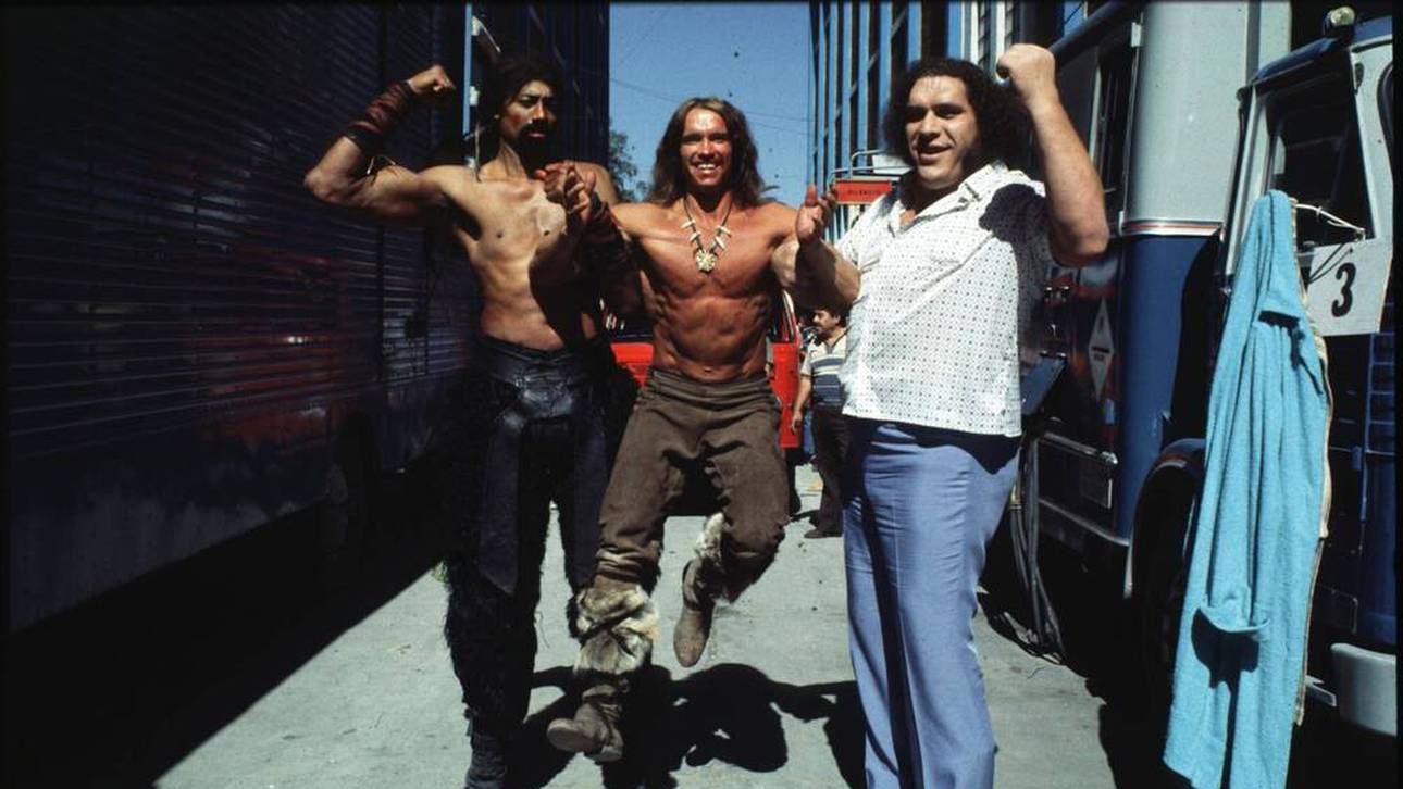 Wilt Chamberlain, Arnold Schwarzenegger und André the Giant am Conan-Set