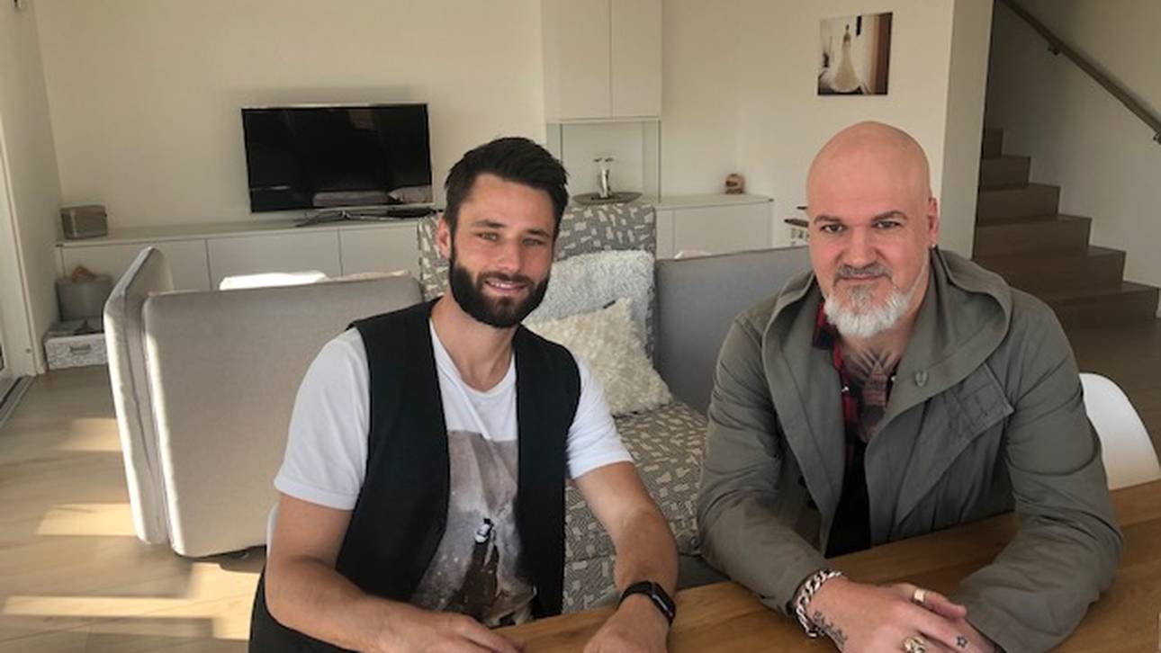 Exklusiv-Interview: SPORT1-Reporter Reinhard Franke (r.) besuchte Christian Träsch zu Hause