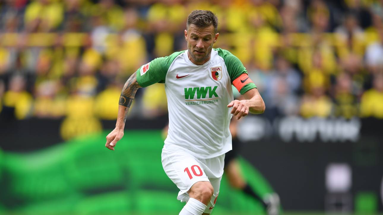 Daniel Baier führt den Ball im August 2019 beim Auswärtsspiel bei Borussia Dortmund