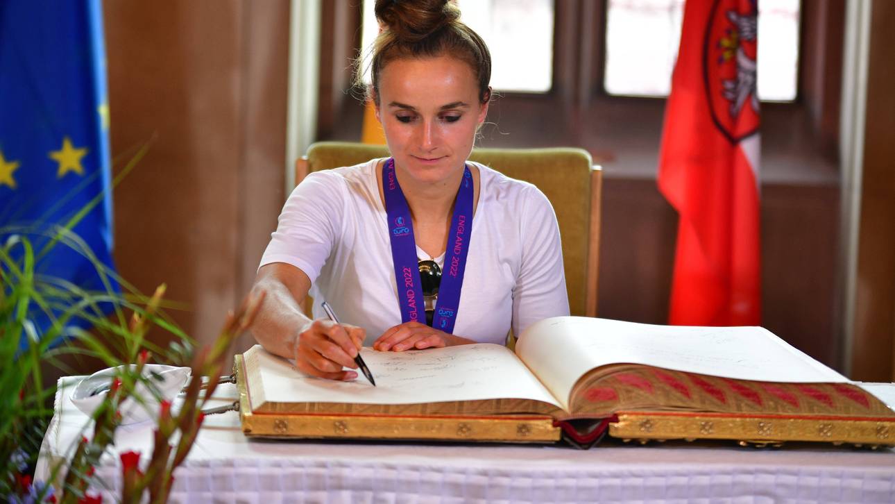 Lina Magull trägt sich ins Goldene Buch ein