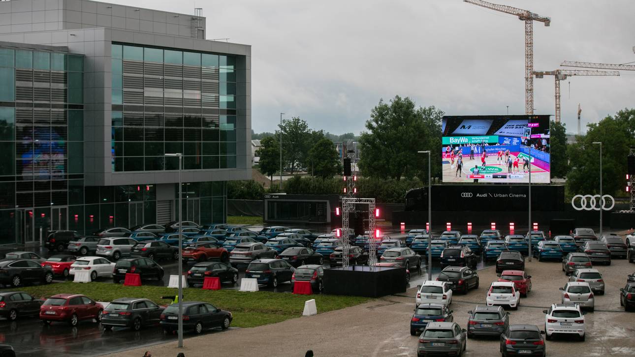 Fans gucken Bayern-Spiele im Auto